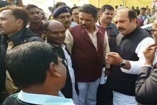 Minister Tarun Bhanot reprimanded the Assistant Commissioner in dindori