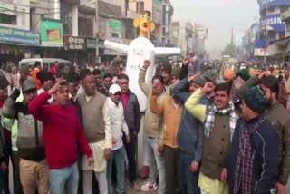 Traders burnt effigy of Balraj Kundu in rohtak