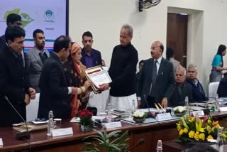 अलवर की खबर, manisha devi gets state level honor