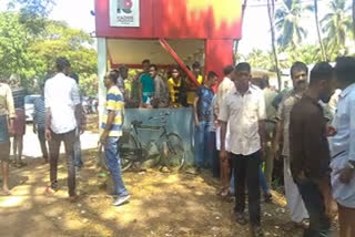 Fire erupts at near Pazhayangadi railway station  പഴയങ്ങാടിയിൽ റെയിൽവേ സ്റ്റേഷൻ പരിസരത്ത് തീ പിടിത്തം