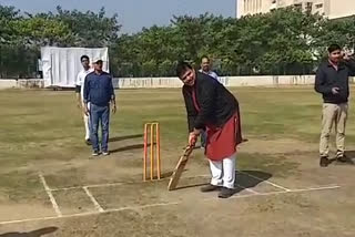 Minister Pradyuman Singh seen playing cricket