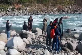 Tourists on the banks of Ravi river