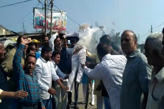 Youth Congress burnt effigy of MP Mahendra Solanki