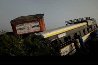 lorry bus accident at medikonduru