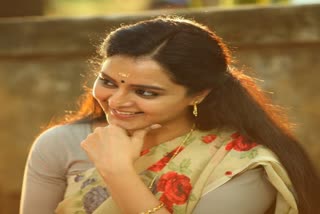 Manju warrier  മഞ്ജുവാര്യര്‍  ചതുര്‍മുഖം  പ്രണയവര്‍ണങ്ങള്‍  പ്രണയവര്‍ണങ്ങള്‍ 22 വർഷം  'പ്രണയവര്‍ണങ്ങളു'ടെ പടികൾ നടന്നു കയറി  ഇരുപത്തിരണ്ട് വർഷങ്ങൾക്ക് ശേഷം  Manju Warrier climbed after 22 years  Pranayavarnagal  Chadhurmukham  Manju warrier