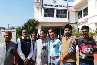 employees-in-rajgarh-have-submitted-memorandum-to-adm