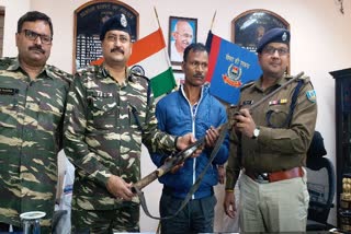 Naxalite Vasudev Ganjhu surrendered before SP Aneesh Gupta in ranchi