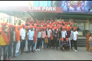 youth show the 'tanaji' film in valsad