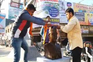 abvp washed netaji idol, ganga jal, garlanded by congress leader,  सुभाष जयंती, नेताजी सुभाष चंद्र बोस, अखिल भारतीय विद्यार्थी परिषद, नेताजी सुभाष चंद्र बोस की जयंती, राज्यसभा सांसद पीएल पुनिया के बेटे तनुज पुनिया, राज्यसभा सांसद पीएल पुनिया