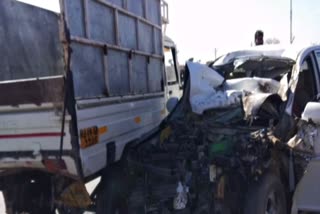 road accident in ratangarh, चूरू न्यूज, नेशनल हाईवे 11 पर हादसा, रतनगढ़ में कार और पिकअप की भिड़त