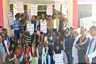 protest outside the SDM office in Chaumu, Chaumun news, चौमू न्यूज, चौमू में एसडीएम कार्यालय के बाहर प्रदर्शन