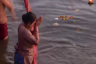 devotees holy-dip-in-varanasi-ganga-river