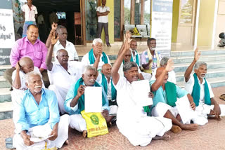 farmers protest in perambalur, farmers seeking lake maintenance work completion, குறைதீர் கூட்டத்தில் விவசாயிகள் தர்ணா பெரம்பலூர், பெரம்பலூர் விவசாயிகள் தர்ணா போராட்டம்