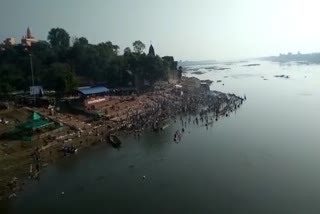 Devotees took a holy dip in the Narmada Ghat