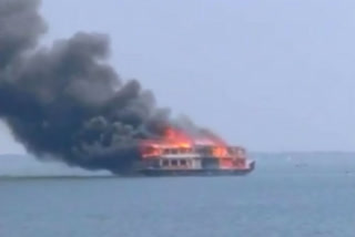 miraculous-escape-for-16-as-houseboat-catches-fire-in-alappuzha