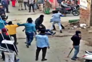 live video of fight between two groups in nayi basti in gurugram