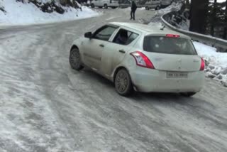 road slippery due to snowfall at Kufri