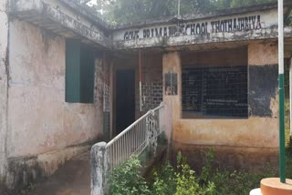 The condition of the school building in Dhamtari is shabby
