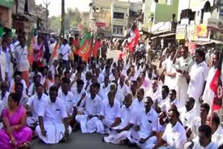 admk cadres protest, opr black flag issue, ஓபிஆருக்கு கறுப்பு கொடி, பல்வேறு இடங்களில் அதிமுகவினர் சாலை மறியல்