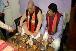 Amit Shah, Manoj Tiwari have meal at Delhi BJP worker's house after campaigning