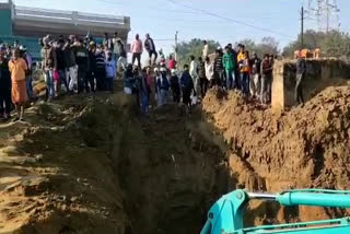 A laborer died in an accident during sewer excavation in bhind