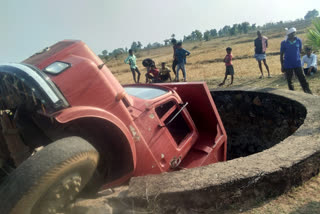 tanker-well-collapses-well-in-gadchiroli