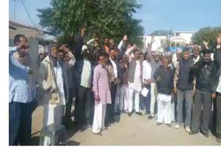 Farmers protest, Rajasthan news, प्रधानमंत्री फसल बीमा योजना, राजस्थान न्यूज़, झुंझुनूं न्यूज़, किसानों का प्रदर्शन