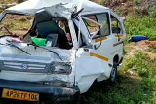 three members dead in road accident at nellore