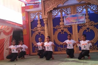 Children perform patriotic songs at annual function of Jai Hind School in Dhamtari