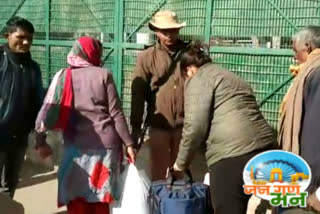 Police searches vehicles on the occasion of Republic Day in delhi