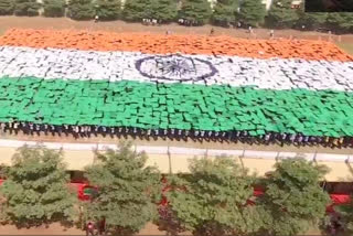 4000 students gathered to create large portraits of the national flag