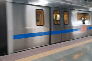 Woman gang engulfed passenger in Metro and looted 22 weights