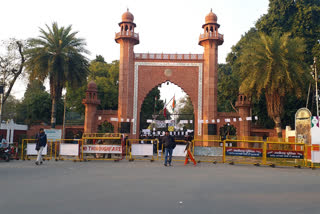 AMU  Aligarh  Republic Day  Aligarh Muslim University  VC heckled  അലിഗഡ് സര്‍വകലാശാല  റിപ്പബ്ലിക് ദിന ആഘോഷം  വൈസ് ചാൻസലർ താരിഖ് മൻസൂര്‍