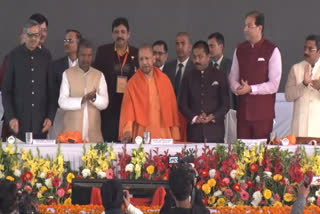 cm yogi, cm yogi gave special gift to students, up day closing ceremony, up diwas closing ceremony, cm yogi gifted scholarship to students, scholarship to students, up day closing ceremony in lucknow, यूपी दिवस समापन समारोह, यूपी दिवस, सीएम योगी, मुख्यमंत्री योगी आदित्यनाथ, ऑनलाइन छात्रवृत्ति, ऑनलाइन छात्रवृत्ति की शुरुआत, 71वें गणतंत्र दिवस