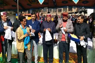 Tailor giving free carry bags honoured nahan