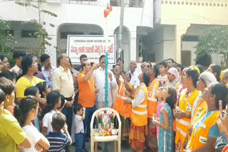 ghmc sweeper hoisted The national flag on republic day in hyderabad