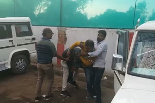 live video of fight between two taxi drivers, jhansi live video, fight between two taxi drivers in jhansi, jhansi hindi news, झांसी में दो टैक्सी ड्राइवरों में जमकर चले लात-घूंसे, लाइव वीडियो, झांसी में पुलिस अधीक्षक रेलवे, नवाबाद थाना क्षेत्र, झांसी लाइव वीडियो, झांसी में दो टैक्सी ड्राइवरों के बीच मारपीट, झांसी में दो टैक्सी ड्राइवरों के बीच मारपीट का लाइव वीडियो