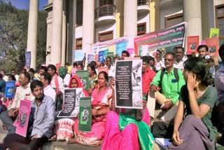 protest against  manhole worker death