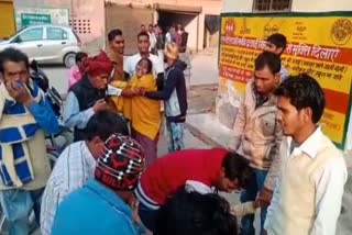 one died and many injured, road accident in hathras, hathras crime news, सड़क दुर्घटना, हाथरस में सड़क दुर्घटना, सड़क दुर्घटना में एक शख्स की मौत, सादाबाद सीएचसी, हाथरस समाचार