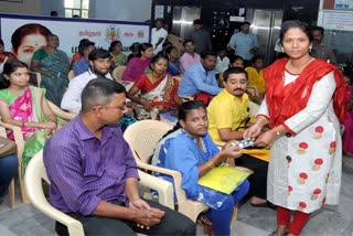 மாற்றுத்திறனாளிகளுக்கு நலத்திட்டம் வழங்கிய மாவட்ட வருவாய் அலுவலர் சாந்தி