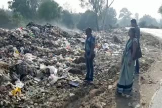 citizens upset due to dumping of garbage on road