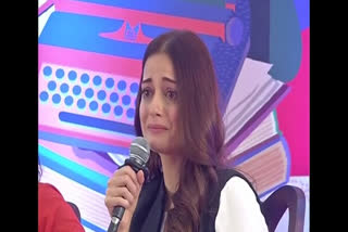 Dia Mirza emotional video viral, Dia Mirza latest news, Dia Mirza in jaypur Literature Festival, Dia Mirza at Jaipur Literature Festival, दिया मिर्झाला कार्यक्रमात अश्रू अनावर