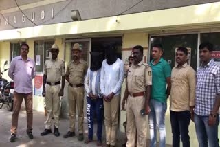 Basavanagudi police arrested two chains snatchers