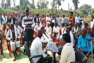 Rural people sitting on strike in number of hundreds in dindori