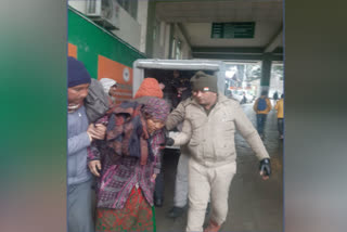 women patient stuck in traffic due to snowfall in shimla