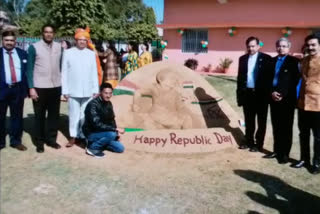 Clay artwork made by railway staff, रेलवे कर्मचारी द्वारा बनाई गई मिट्टी की कलाकृति