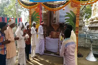 devotees rush at nagoba jatara in keslapue adilabad district