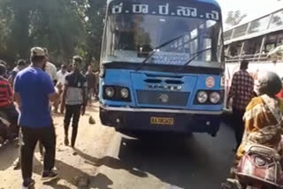 accident  Accident death reported at kasarkode  കർണാടക ട്രാൻസ്പോർട്ട് ബസിടിച്ച് ഭർത്താവ് മരിച്ചു; ഭാര്യക്ക് ഗുരുതര പരിക്ക്  കാസർകോട്