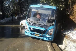 HRTC bus crashed near navbhaar