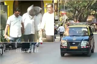 Taxi drivers robing two passengers in Mumbai